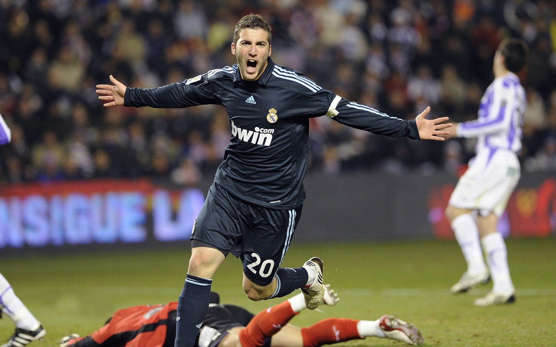 《英雄联盟》巅峰预选火爆启幕，冠军之战一触即发！